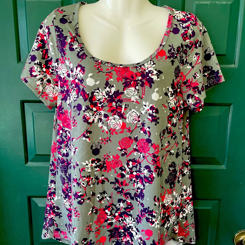 NEW DISNEY MINNIE T-SHIRT RETIRED